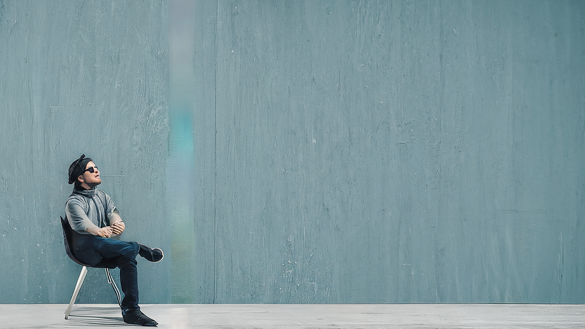 Educational image about Web3 applications, abstract application concepts, blue color scheme